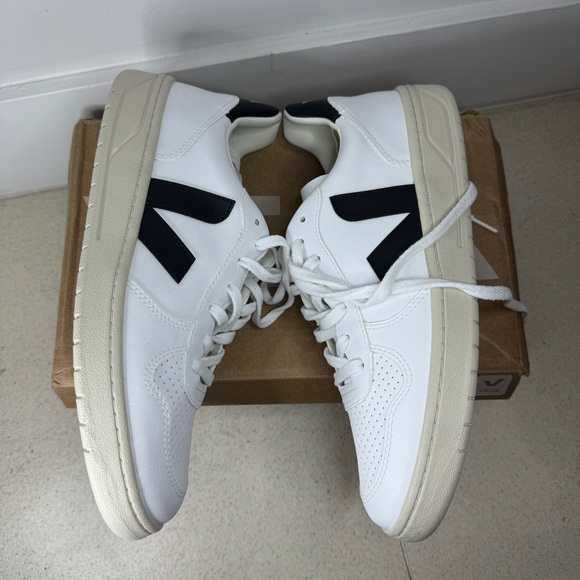 NIB VEJA V-10 Men’s Lace Up Sneakers in White/Black - Size 11.5 - Picture 5 of 9